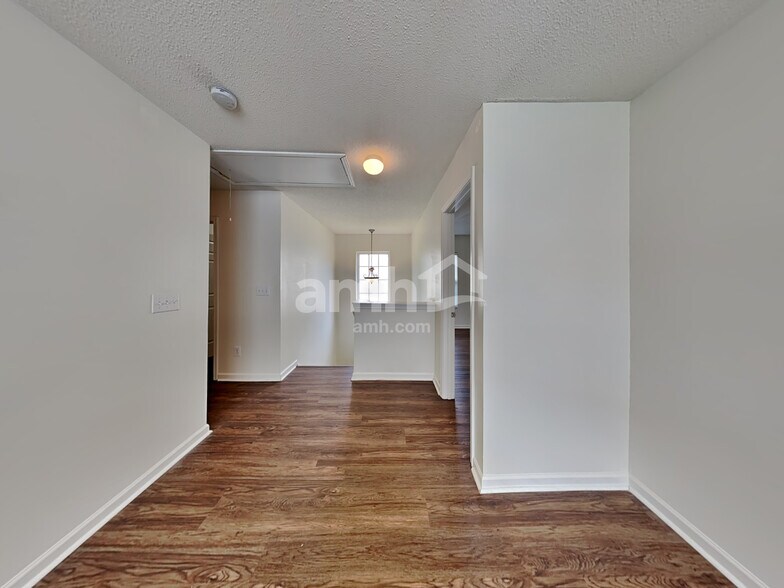 Building Photo - 124 Trayesan Dr