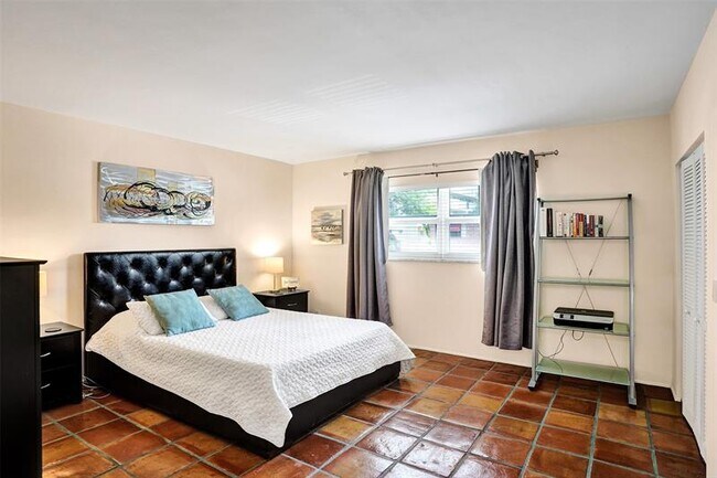 Building Photo - 1212 SE 2nd Ct