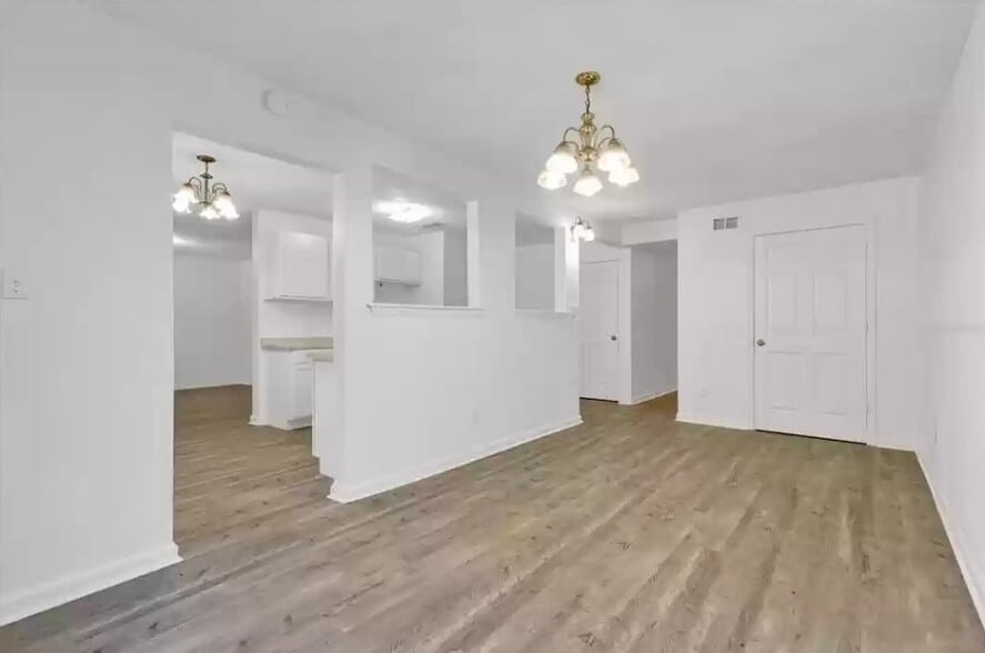 Living - 2705 Lake Henrietta St