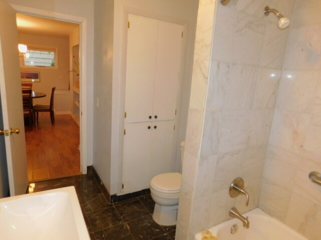 Building Photo - 819 Kenwood Pkwy