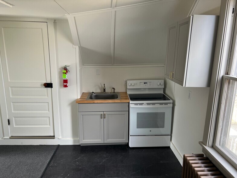 Building Photo - 133 W Pine St