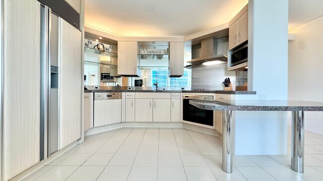 Building Photo - 2 BED/2 BATH FURNISHED UNIT AT HIGHLY DESI...
