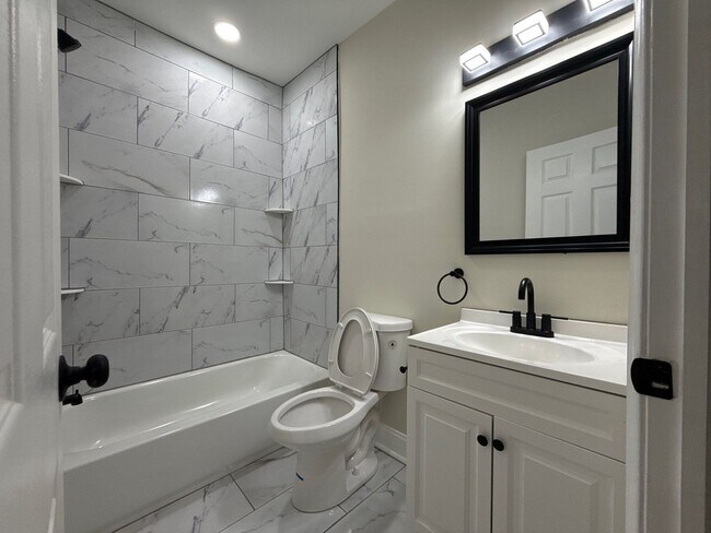 Building Photo - Three Bedroom Home in Baltimore