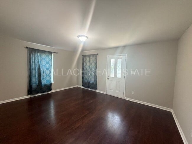 Building Photo - SOUTH KNOX CHARMER ...  2 BEDROOM AND 1 BATH