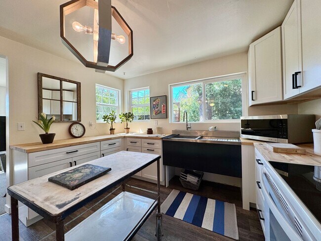 Building Photo - Available For 4+ Months!* Rare Find Furnished Saint Helena Gem, “Upper Tainter” 2 Bedrooms, 2 Bat...