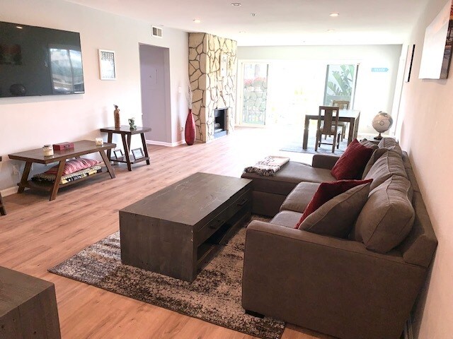 Primary Photo - 230 S Catalina Ave