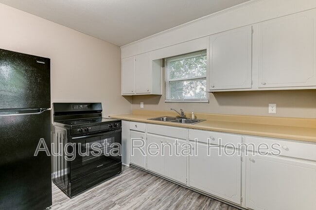 Building Photo - 325B Verdery Dr