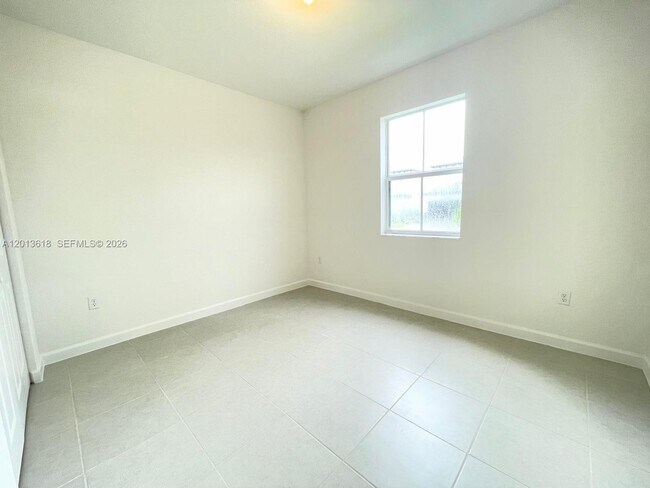Building Photo - 863 SE 26th Ter