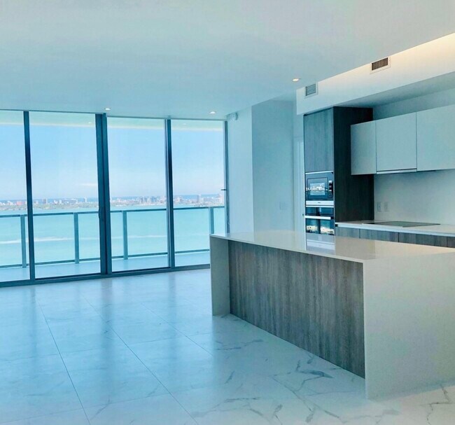 Building Photo - 2900 NE 7th Ave