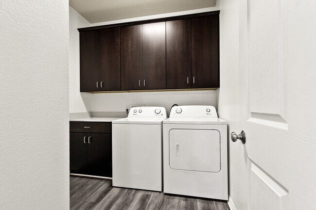 Building Photo - * MOVE IN SUMMER 07/03/2027 * 6 Bed 4 Bath Home, Walk to TCU Light Housekeeping Included