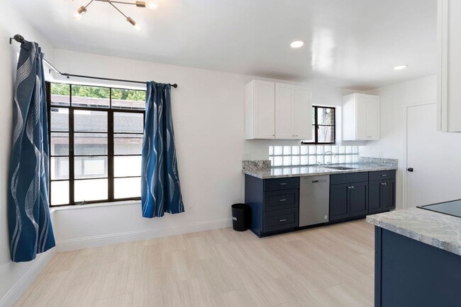 Building Photo - 640/642 West 1st Street
