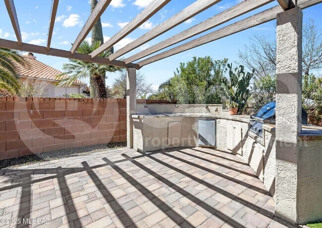 Building Photo - 874 W Port Royal Pl