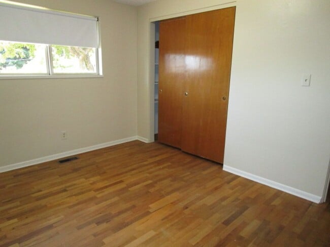 Building Photo - 2310 W Parkway Dr