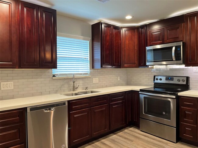 Building Photo - 304 S Shadowbend Dr