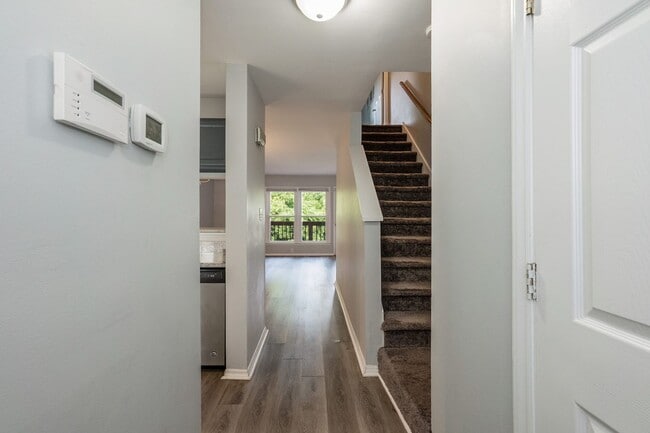 Building Photo - 3 Bedroom Townhouse Near Downtown Durham