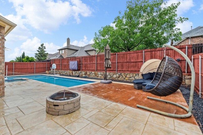 Building Photo - Luxurious in Little Elm