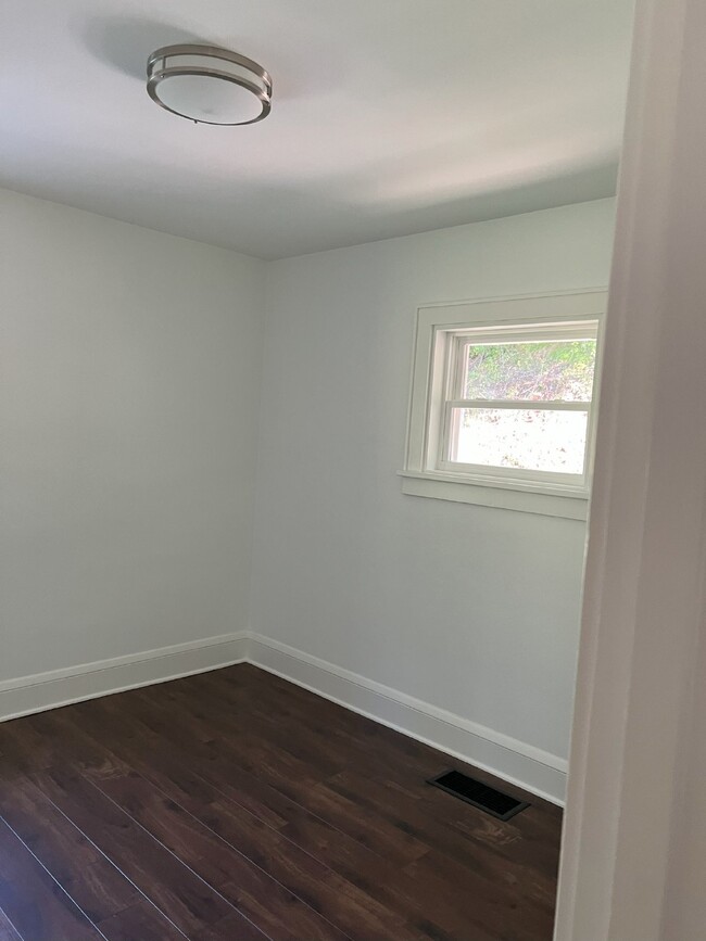 Building Photo - Remodeled 3 Bedroom, 1 Bathroom Home with ...