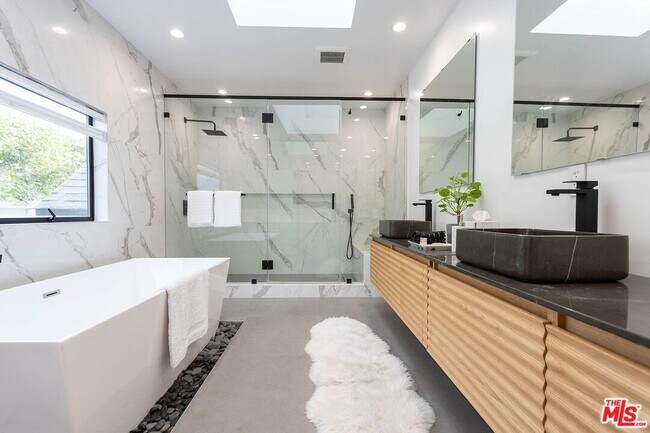 Building Photo - 1948 S Point View St