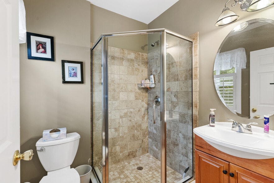 Building Photo - 46 Yale Ave