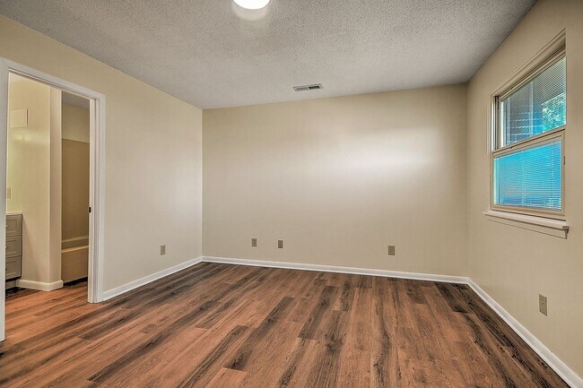 Building Photo - 501 Manor Dr