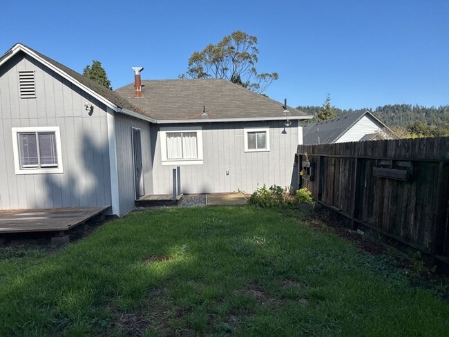 Building Photo - Pet-Friendly 2BD/1BA Home in Rio Dell!