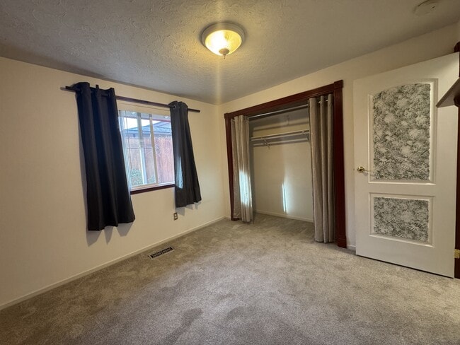 Building Photo - 1855 King Edward Dr