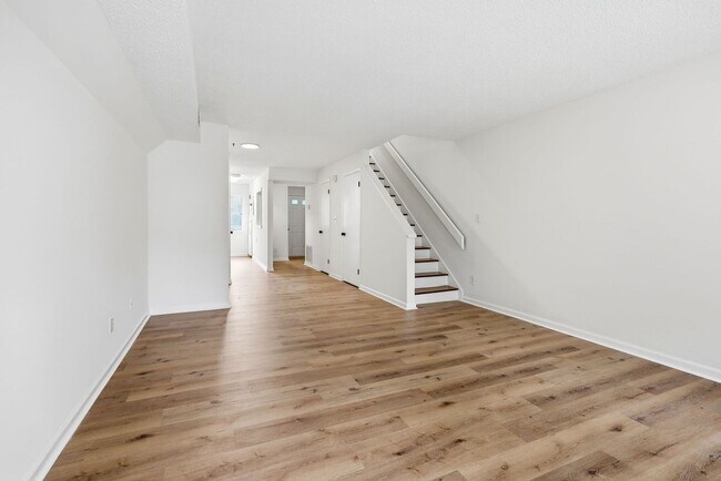 Building Photo - Updated 2BR Townhome in Prime Chapel Hill Location with Pool & Tennis!