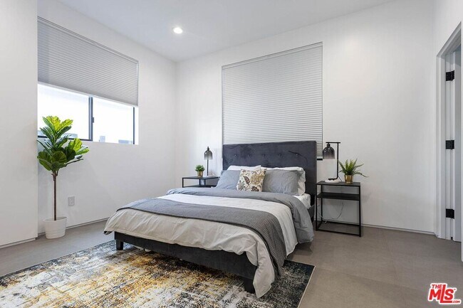 Building Photo - 1948 S Point View St