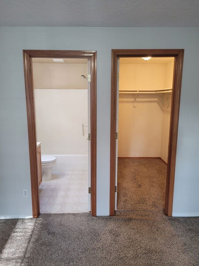 Building Photo - Beautiful 3 bedroom 2.5 bath home with lar...