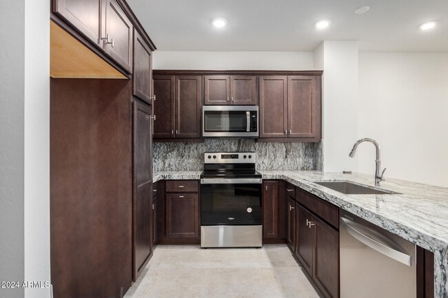 Building Photo - 2121 W Sonoran Desert Dr