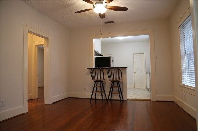 Building Photo - 808 Pecore St