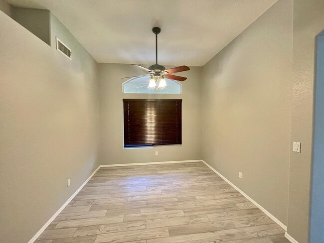 Building Photo - 686 W Del Rio St