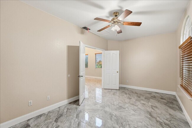 Building Photo - 70 Arches Cir