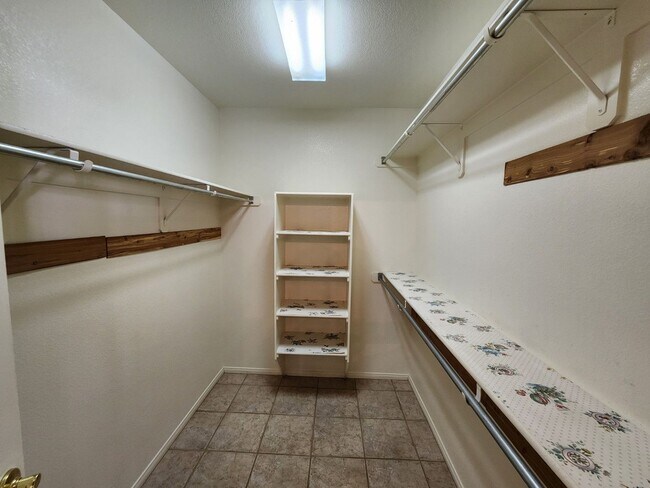 Building Photo - Charming Single-Story Pulte Home in a corn...