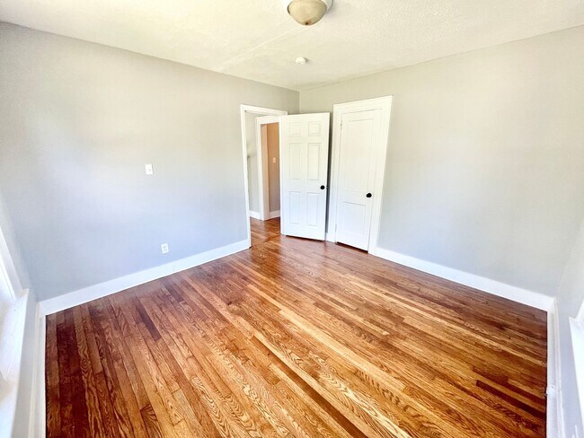 Building Photo - Freshly renovated 3 Bed 1 Bath Home Near UNCG!