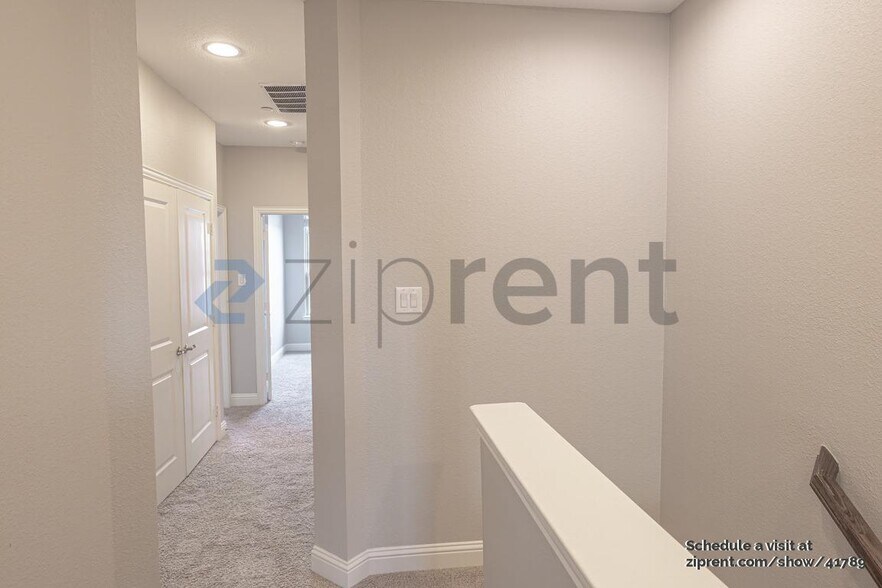 Building Photo - 527 W Royal Ln