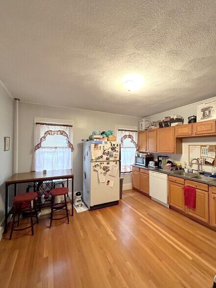 Building Photo - 578 Main St