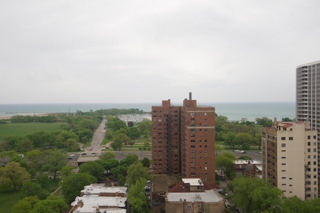 Building Photo - 4343 N Clarendon Ave