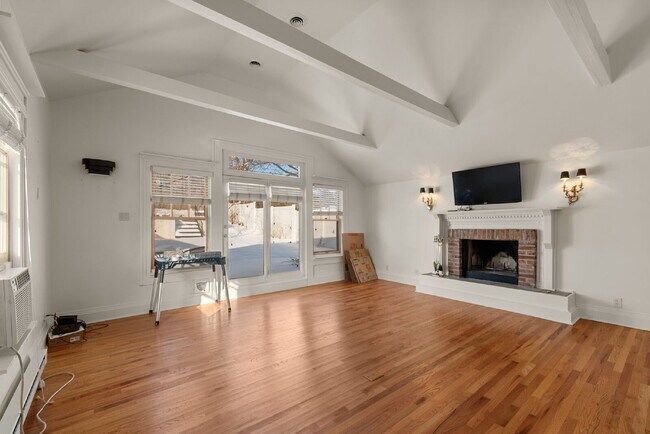 Building Photo - "Charming Brentwood house 2 bedrooms 1 Bathoom, Prime Location!"