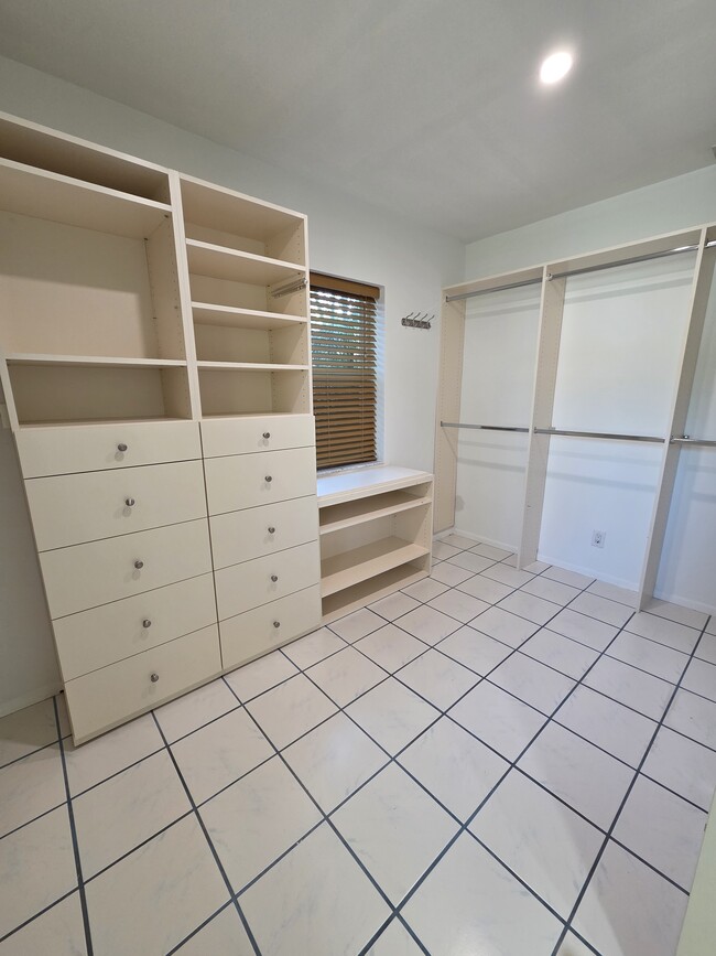 Building Photo - 1008 Macy St