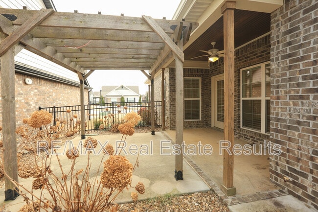 Building Photo - 2106 SW Huntwick Ave