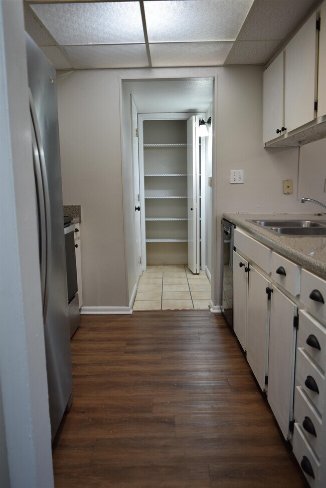 Building Photo - 410 Westwood Dr