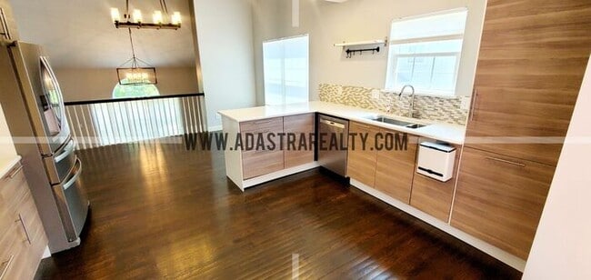 Building Photo - Gorgeous Updated Home in Blue Valley, South Overland Park-Available NOW!!