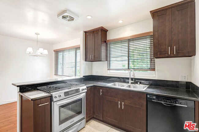 Building Photo - 1219 N Crescent Heights Blvd