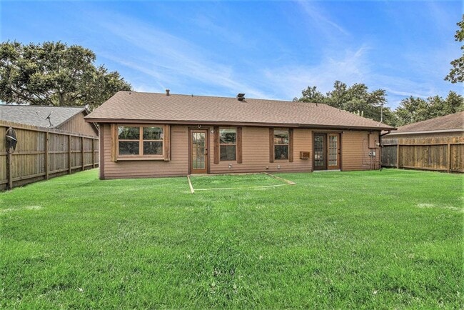 Building Photo - 2512 Village Cir Dr