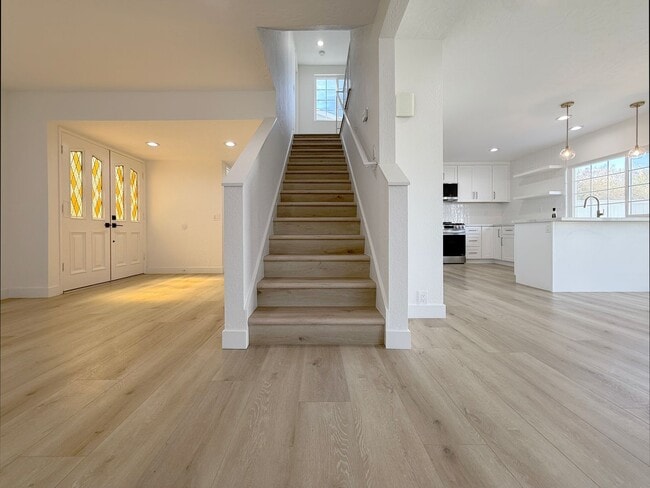 Building Photo - Stunning Remodeled Home in South Huntington Beach – Minutes to the Beach!