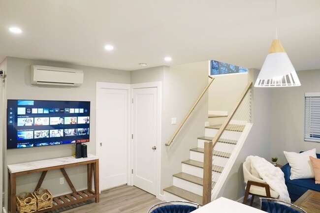 Building Photo - Modern, new construction in Williamstown!