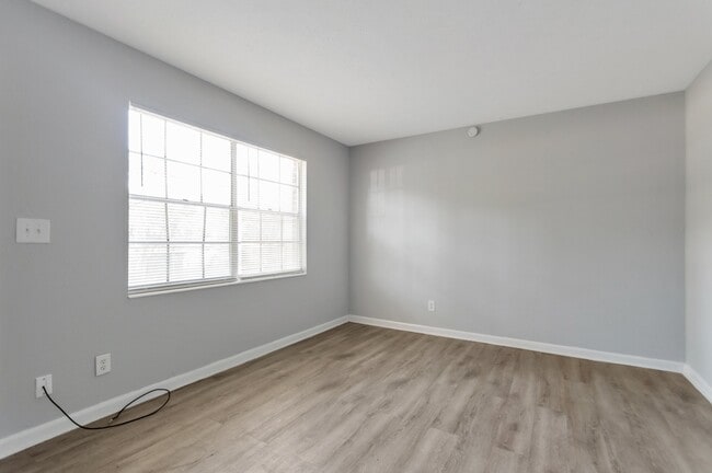 Building Photo - 4543 Moncrief Rd W