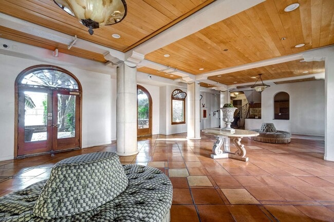 Building Photo - 109 N Sycamore Ave