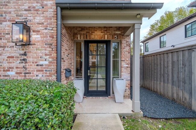 Building Photo - 4551 Fairway Ave